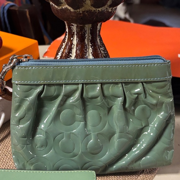 Coach Green Wristlet    Perfect condition - Picture 2 of 8